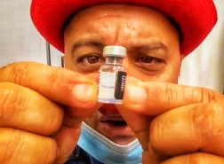 المهرج الطبي سرحان محاميد من مدينة حيفا يتلقى التطعيم ضد كورونا