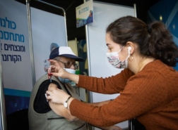 بسبب الهواجس والإشاعات المسبقة .. اقبال عربي منخفض على تطعيمات الكورونا!