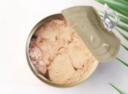 مادة سامة في التونة المعلبة.. تقرير يدق جرس الإنذار