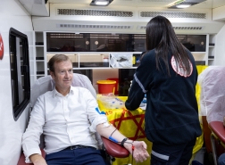 رئيس بعثة الاتحاد الأوروبي لدى إسرائيل يتبرع بالدم في مقر نجمة داود الحمراء بالرملة خلال جولة خاصة