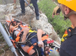 بارك الكرمل: إنقاذ سائق ونقله للمستشفى بعد سقوط مركبته في وادٍ سحيق