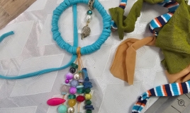 إبداع يتحدى الطقس: ورشة بيجوديت في حيفا تحول الأشياء القديمة إلى قطع فنية بمناسبة يوم إعادة التدوير