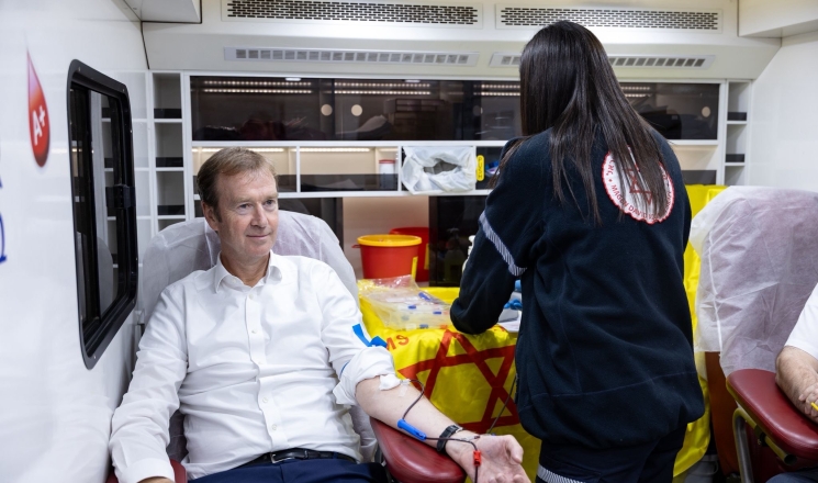 رئيس بعثة الاتحاد الأوروبي لدى إسرائيل يتبرع بالدم في مقر نجمة داود الحمراء بالرملة خلال جولة خاصة