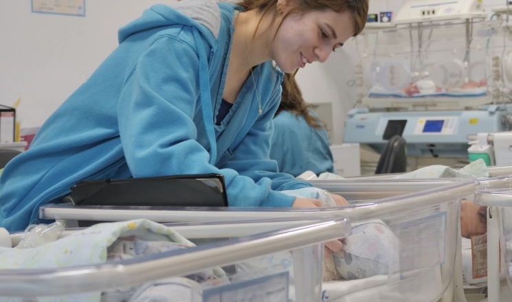 هل من يسمعني؟ – رمبام يطلق خطاً ساخناً لدعم الحوامل والوالدات في ظل التصعيد الأمني