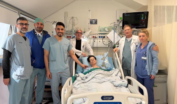 كفاءات طبية عربية تقود إنجازاً نوعياً في مستشفى كرمل: إنقاذ حياة مسنة بعملية قسطرة معقدة