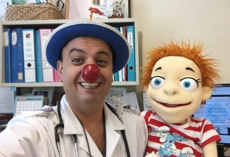 حيفا - المهرج الطبي سرحان محاميد يرسم البسمة على وجوه الاطفال المرضى