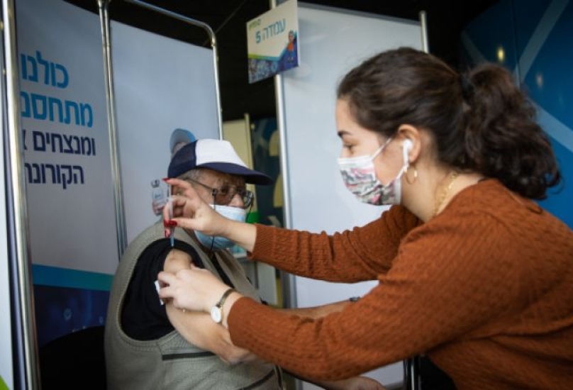 بسبب الهواجس والإشاعات المسبقة .. اقبال عربي منخفض على تطعيمات الكورونا!