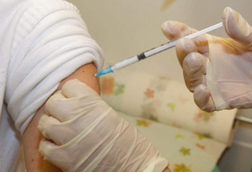 استطلاع يشير إلى أن 70% ممن تلقوا الجرعة الثانية من التطعيم شعروا بأعراض جانبية