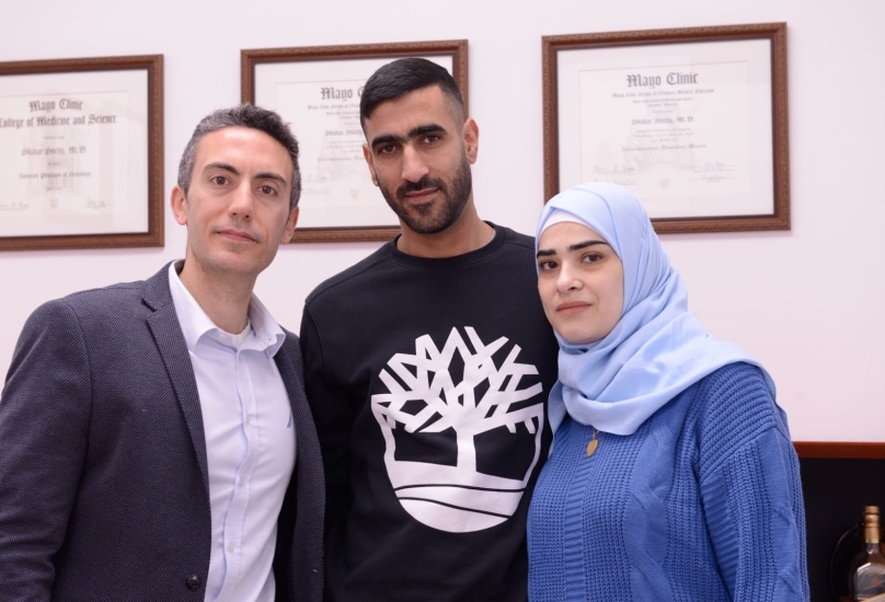 في الصورة: صافيناز ومحمّد عبادة مع الدكتور شاحر شيلي في رمبام.