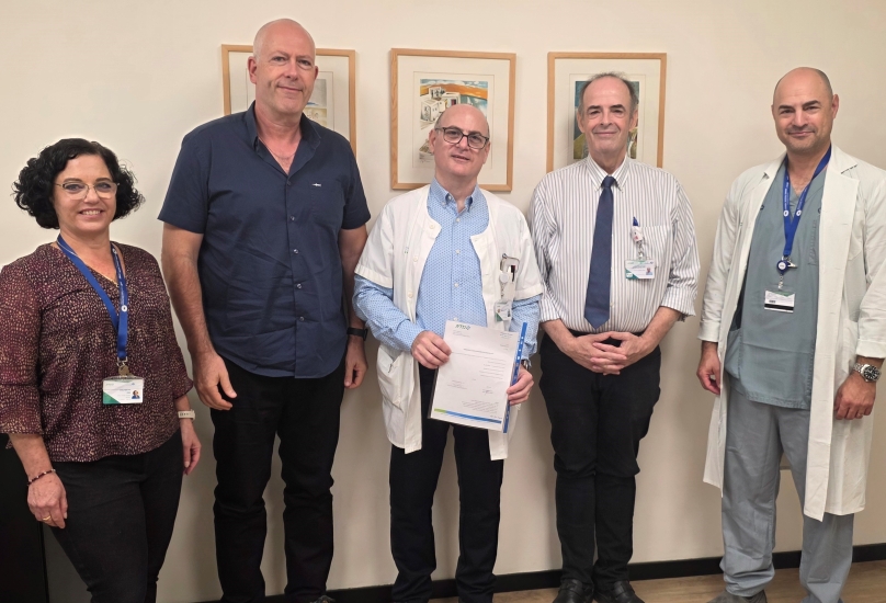 صورة: د. عيسى مطانس يستلم التعيين- تصوير قسم الناطق بلسان المركز الطبي