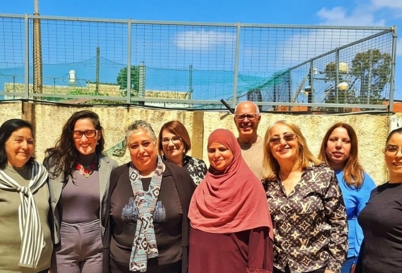 زيارة مفاجئة للناشطة التربوية نوال أبو عيسى في مكتبها احتفاءً بعيد ميلادها واقتراب تقاعدها