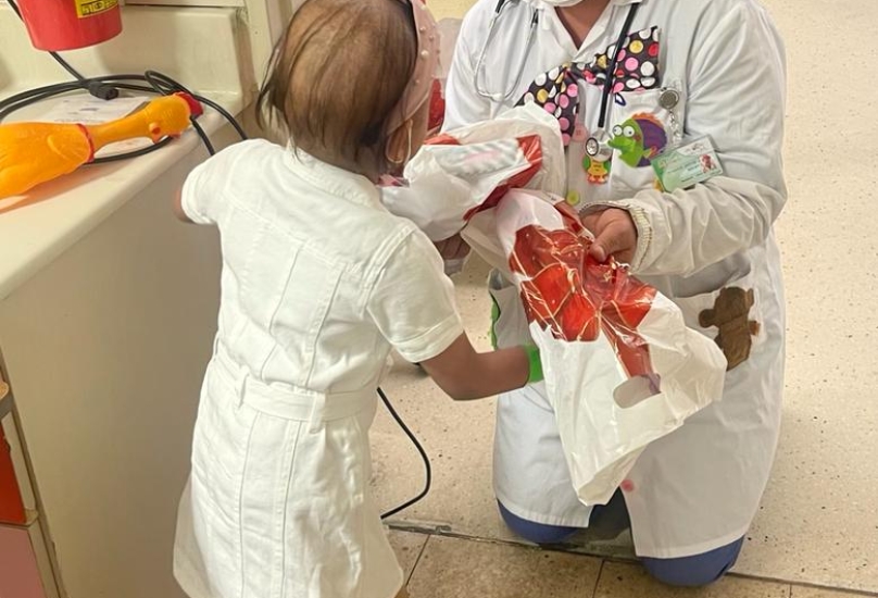 توزيع الهدايا على الأطفال بمناسبة الأعياد المُباركة التي حلت هذا الشهر ..