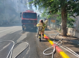 اندلاع حريق بمساحات أشواك بين مبانٍ سكنية ومنازل في مدينة حيفا