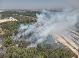 فرق الإطفاء تهرع لإخماد حريق طريق 22 بالأمس وتنجح في السيطرة عليه