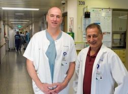 مستشفى الكرمل يعزز فريق العظام بانضمام جراح الكتف العالمي، د. آفي شازار