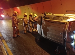 حادث سير في أنفاق الكرمل: انقلاب سيارة وإصابات طفيفة