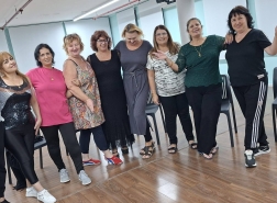 منيرفا كتيلي مره  تقود ورشة الرقص المحيي في بيت الكرمة!