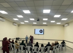 محاضرة حول الوعي البيئي والعاطفي في استهلاك الملابس في قرية ميسر