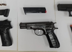 شرطة الساحل تُحبط محاولة تهريب مسدسات غلوك ومئات الغرامات من المخدرات في مدخل مدينة حيفا