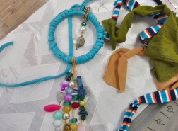 إبداع يتحدى الطقس: ورشة بيجوديت في حيفا تحول الأشياء القديمة إلى قطع فنية بمناسبة يوم إعادة التدوير