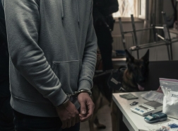 شرطة حيفا تضبط كميات من المخدرات وتعتقل شاباً في عملية مداهمة