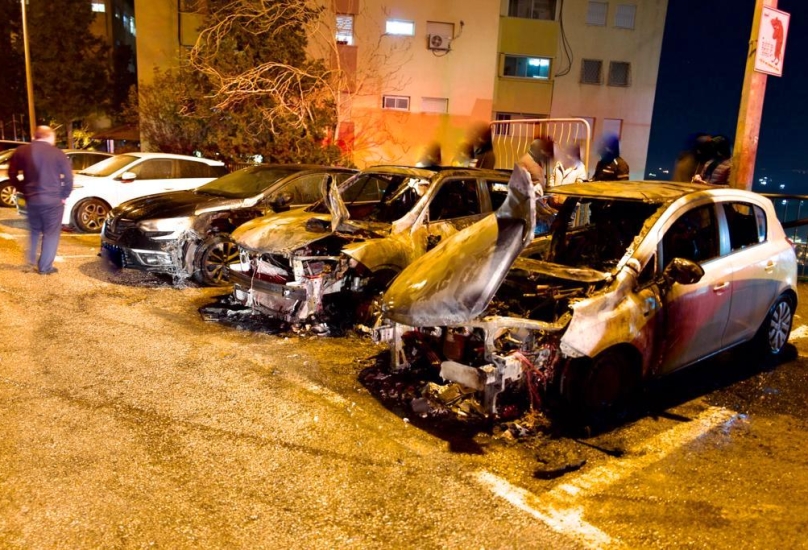 حيفا حريق في اربع سيارات في شارع ב' בנובמבר.
