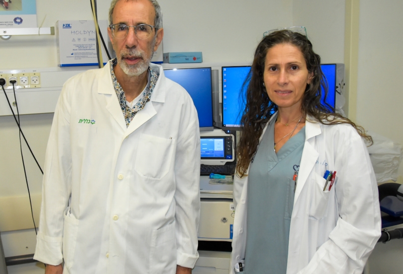 د. شناير والبروفيسور يوحاي أدير في معهد الرئة بالكرمل.