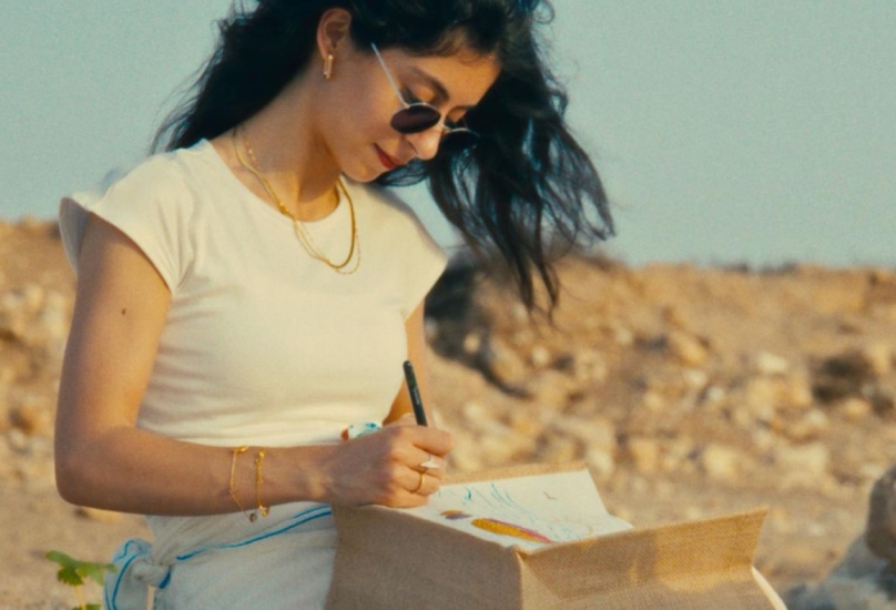 سوار خلف الفن الذي ينبت من الأرض