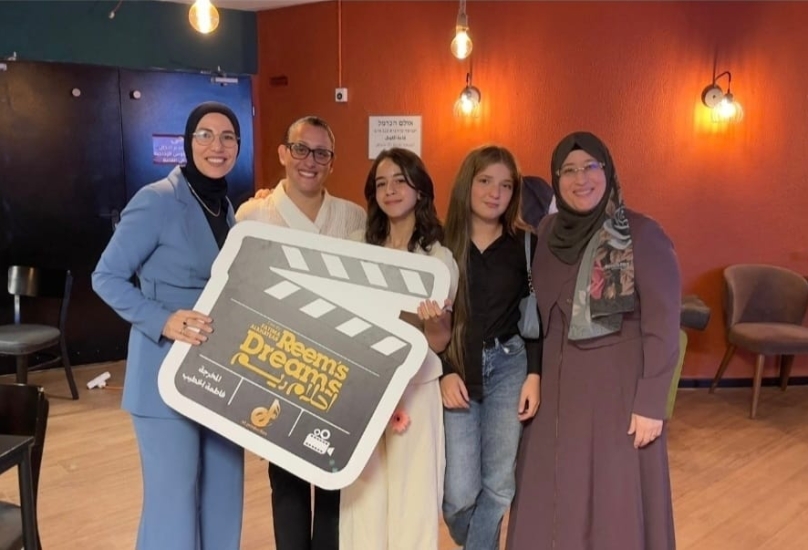 الصورة تجمع مخرجة الفيلم مع عدد من الفنانات والصحفية سامية عرموش