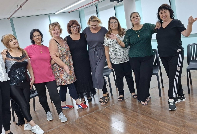 منيرفا كتيلي مره  تقود ورشة الرقص المحيي في بيت الكرمة!