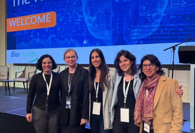 الدكتورة شارون كاما والدكتورة ناتاليا غولدبرغ مع طاقم الابتكار الحيفاوي.